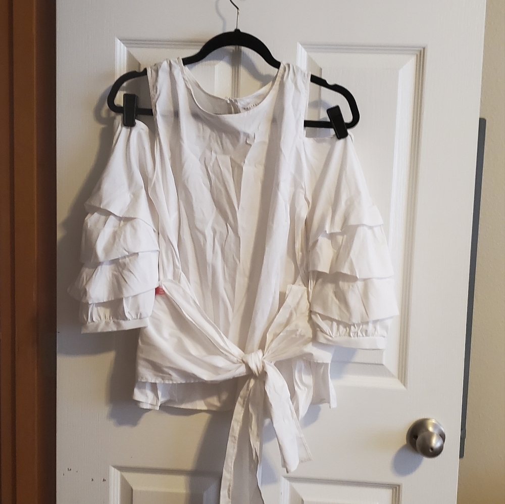2/$10 Socialite Cold Shoulder ruffle Blouse sz M